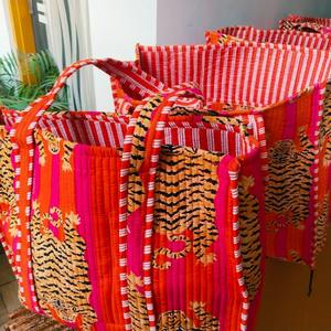 Lot en gros de sacs fourre-tout en coton écologiques, style bohème, imprimé tigre orange, avec deux poignées et ouverture facile - Product Image 2