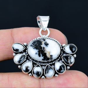 Pendentif demi-fleur en pierre précieuse blanche naturelle, collier floral, pendentif fait main, bijoux pour femmes - Product Image 1