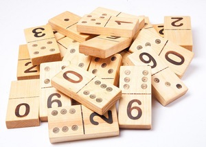 Juego de Dominó Doble Seis de Madera de Colores ILAHI, 28 Piezas, Ecológico, Tallado y Grabado, Diseño Antiguo, Caja Rectangular Alta de Madera - Product Image 5