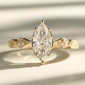 Anillo de Oro Amarillo Macizo con Diamante Corte Marquesa, Engaste de Múltiples Puntas, Banda de Filigrana Vintage Sencilla, Pequeños Detalles Laterales, Anillo Solitario - Product Image 1
