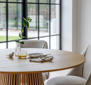 ชุดโต๊ะอาหารทรงกลมไม้มินดีแบบทันสมัย พร้อมเก้าอี้หุ้มเบาะและฐานขาตั้งแบบร่อง สำหรับห้องรับประทานอาหาร บ้านพักอาศัย หรือวิลล่า - Product Image 5