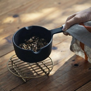 Dessous de plat rond en métal doré résistant à la chaleur et design robuste pour table à manger de cuisine et décoration intérieure moderne - Product Image 2