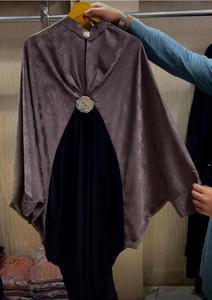 Hermosa Abaya Plisada con 2 Flores Laterales y Material Estampado en la Parte Superior, Vestido Modesto Estilo Medio Oriente, Ropa de Oración - Product Image 3