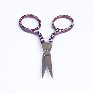 Ciseaux à cuticules de qualité chirurgicale en acier métallique, lames courbées tranchantes, durables, pour droitiers, avec poignée recouverte de papier - Product Image 6