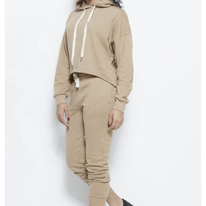 Ensemble de survêtement court pour femme en molleton 100 % coton de qualité supérieure, avec logo personnalisé, comprenant un crop top et un short de jogging, modèle vierge. - Product Image 2