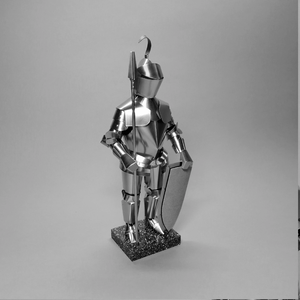 Statue de chevalier antique en argent avec détails en filigrane doré, mains appuyées sur l'épée, art, disponible à prix de gros. - Product Image 6