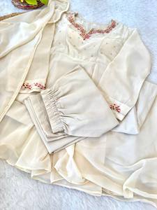 Meilleures ventes : Robe Anarkali personnalisable à col en V brodé, style fausse fourrure, pour fêtes, hiver et été, taille unique, collection de créateurs pour femmes - Product Image 5
