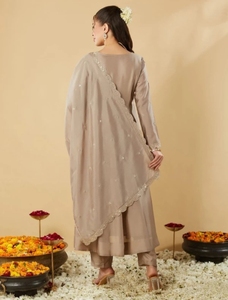 Ensemble Salwar Kameez Traditionnel pour Enfants KV en Mélange de Soie, Kurta, Pantalon et Dupatta pour Fêtes - Product Image 3