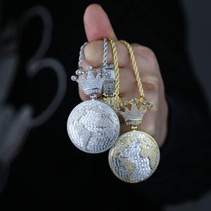 Couronne et pendentif globe en or et argent de qualité supérieure avec diamants, pour la scène ou les festivals de musique, disponibles pour la vente en gros - Product Image 2
