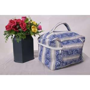 Sac à cosmétiques en coton matelassé floral fait main, grand organisateur de maquillage, trousse de toilette de voyage, sac de rangement à fermeture éclair, cadeau pour elle - Product Image 3