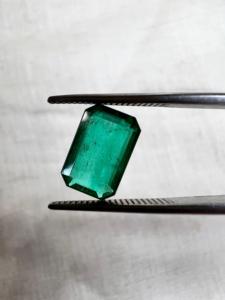 Pierre précieuse brute de 2,04 carats, taille émeraude traditionnelle, pour bijoux fins - Product Image 2