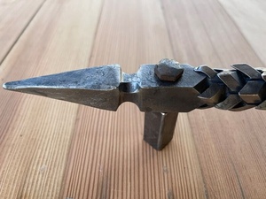 Manija de hierro forjado con diseño de clavos de acero, estilo tradicional, acabado galvanizado, fácil montaje, resistente al óxido para exteriores - Product Image 5