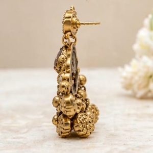 Ensemble de collier choker Kundan en argent massif traditionnel avec pierres multicolores, perles en forme de pièces de monnaie et boucles d'oreilles assorties - Product Image 5