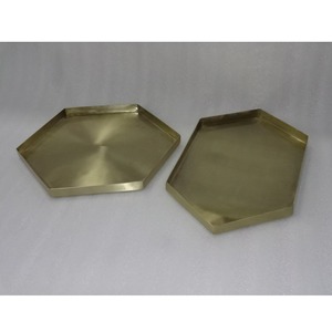 Assiette de service ronde en laiton haut de gamme, moderne, luxueuse, écologique, finition brillante et poli miroir, pour la table à manger. - Product Image 4