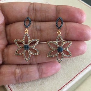 Pendientes de Plata de Ley 925 con Baño de Oro Amarillo, con Diamantes Blancos y Azules Naturales y con Color Realzado, Corte Redondo de 1.91 Quilates, Diseño de Flor - Product Image 3