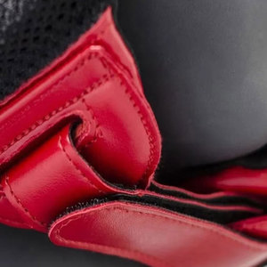 Protège-tête de boxe noir et rouge en cuir PU, équipement de protection avec fermeture auto-agrippante pour adultes, usage universel unisexe - Product Image 4
