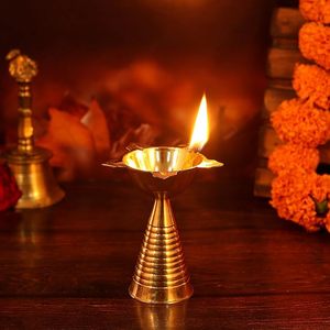 Diya Aarti en laiton avec poignée, Deepak traditionnel en laiton pour la maison et le temple - Product Image 5