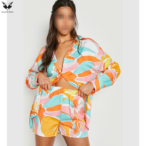 Conjunto de 2 piezas de pantalones cortos de satén para mujer, estampado floral, cuello en V, manga larga, ajuste holgado, ropa informal de primavera y verano, conjunto de camisa y pantalones cortos para mujer - Product Image 2