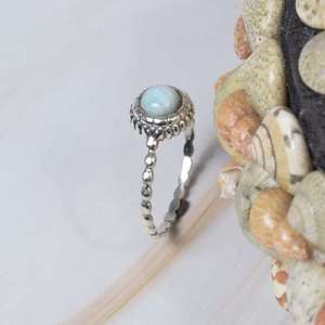 Bague en argent sterling 925 avec pierre précieuse Larimar naturelle lisse et ronde sculptée, pour femme, idéale pour les soirées, vente en gros de bijoux. - Product Image 1