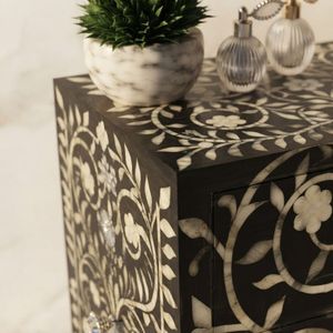 โต๊ะข้างเตียงไม้เนื้อแข็งลายดอกไม้แบบโมเดิร์นสำหรับใช้ในห้องนอน - Product Image 4