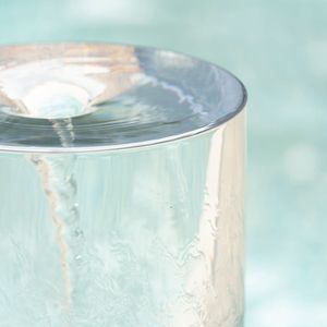 Fontana da Esterno in Cemento Pesante 20x20x19.5, Rotonda Nera Scanalata con Luce a Cambio Colore - Product Image 5