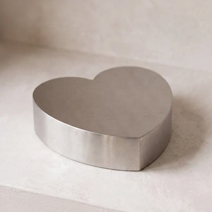 Urna Conmemorativa en Forma de Corazón de Metal Plateado con Acabado Satinado Suave para Guardar Cenizas de Seres Queridos - Product Image 4