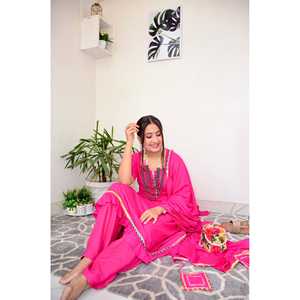 Ensemble de costume pour femme en crêpe rose vintage, taille XS, respirant et évasé - Product Image 1