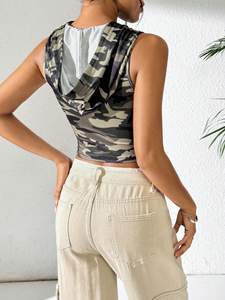 Camiseta corta con capucha sin mangas de camuflaje para mujer, top sin mangas ajustado con cordón, camuflaje personalizado, estilo utilitario elevado para verano. - Product Image 2