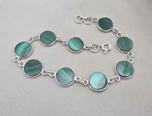 Pulsera de eslabones con cabujón redondo de malaquita verde, joyería hecha a mano con baño de oro - Product Image 2