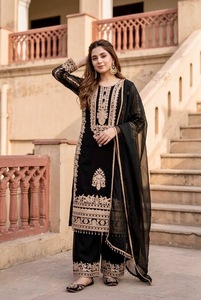 ชุดคุรตะปักลายสำหรับงานเทศกาล ผ้าชีฟองพิมพ์ลายดิจิทัล ผ้าคลุมไหล่แต่งขอบลูกไม้สี่ด้าน ชุดสัลวาร์ฟาร์ชี รุ่น HG 247 - Product Image 2