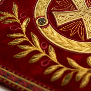 Vestimenta Litúrgica Ortodoxa Bordada en Rojo y Dorado para Sacerdotes, Protector de Rodilla, Diseño Personalizable, Logotipo Personalizado, Unisex, Servicio OEM - Product Image 5