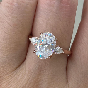 Anillo de Oro Rosa con Moissanita Blanca Ovalada de Corte Completo, Engaste de Garras, Clásico para Mujer - Product Image 3