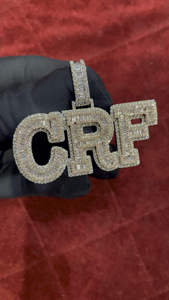 จี้ตัวอักษรฮิปฮอปเกรดพรีเมียม ประดับเพชรโมอิสซาไนต์ทรงบริลเลียนท์คัท ตัวเรือนเงินสเตอร์ลิงชุบทอง ความเงางามสูง แฟชั่นสำหรับทุกเพศ - Product Image 2