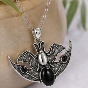 Colgante de murciélago ovalado de ónix negro alado, hecho a mano, chapado en oro/plata sobre latón, amuleto gótico de animal, collar llamativo bohemio, joyería - Product Image 3