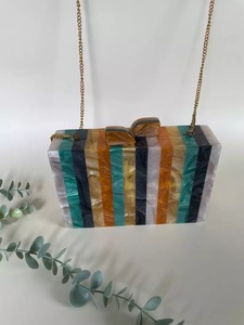 Boîte à bijoux en résine époxy faite à la main avec un design rayé multicolore pour la décoration de la maison, forme personnalisée, artisanat artistique - Product Image 3