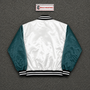 Veste de baseball premium en satin blanc brillant et bleu sarcelle foncé, style varsity, avec manches contrastées rayées noir et blanc - Product Image 6