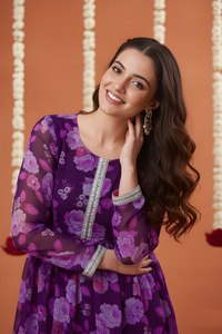 Ensemble de costume en georgette de soie tissée florale violette, Kurta à manches longues et Sharara imprimé, tenue ethnique d'été pour femme, idéal pour les fêtes et mariages - Product Image 5