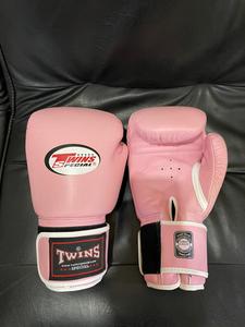 Guantes de Boxeo de Entrenamiento con Estampado Completo, Último Modelo Twins, Profesionales de Muay Thai, Cuero Genuino de Vaca, Protección UV, con Cordones - Product Image 4