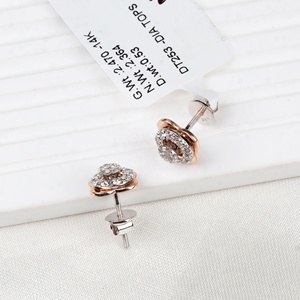 Vente en gros de boucles d'oreilles à visser en or rose massif 14 carats avec diamant naturel de 0,53 carat, motif fleur de rose superposée, bijoux fins, Memoria Jewels - Product Image 1