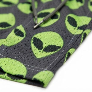 Shorts personnalisés avec motif tête d'alien vert néon, shorts en maille noire imprimés, design streetwear audacieux, fabricant OEM - Product Image 5