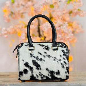 Bolso de Mano de Cuero Vacuno de Lujo con Diseño Floral Repujado y Detalle de Piedra Turquesa - Product Image 2