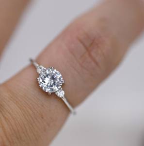 Anillo de 1 Quilate con Circonita Cúbica en Plata de Ley, Plata Dorada o Oro Rosa, Anillo de Diamantes de Inspiración Vintage para Compromiso - Product Image 4