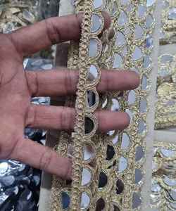 Bordure en dentelle miroir attrayante disponible en plusieurs couleurs pour la décoration de vêtements. - Product Image 1