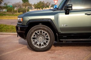 GMC para SUV Eléctrico con Tracción en las Cuatro Ruedas, Motor Doble, Batería de Litio R18, Asientos de Cuero - Product Image 3