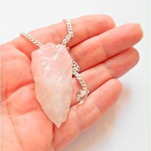 Figurine de guérison pendules en quartz rose brut faits à la main Feng Shui cristaux de pierre naturelle agate mascotte Chakra équilibre cadeau de noël - Product Image 1