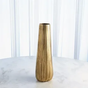 Vase à fleurs en métal doré fait main, produit décoratif élégant pour hôtels de luxe, appartements de luxe, maisons de designers, villas haut de gamme - Product Image 1