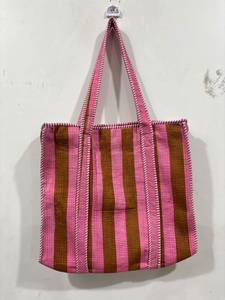 Sacs Kantha matelassés faits à la main avec patchwork en textiles recyclés pour le shopping, les voyages, les cadeaux, l'artisanat, la mode et la vente en gros - Product Image 2
