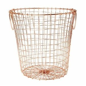 Organización del hogar con elegante y duradera cesta de almacenamiento redonda de alambre metálico con acabado en oro rosa y asas integradas para facilitar su transporte - Product Image 3