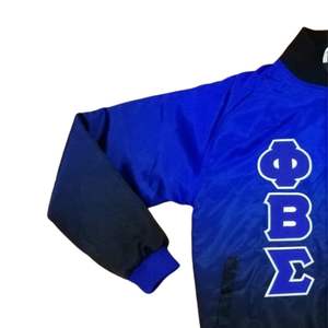 Chaqueta Bomber Negra Desgastada con Cuello Alto Phi Beta Sigma para Hombre, Ajuste Cómodo, Tejido Premium, Resistente al Viento y Transpirable - Product Image 3