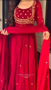 Conjunto de Vestido Anarkali Rojo de Tela Georgette Sintética con Bordado de Hilo y Lentejuelas, Pantalón de Microalgodón y Dupatta - Product Image 3